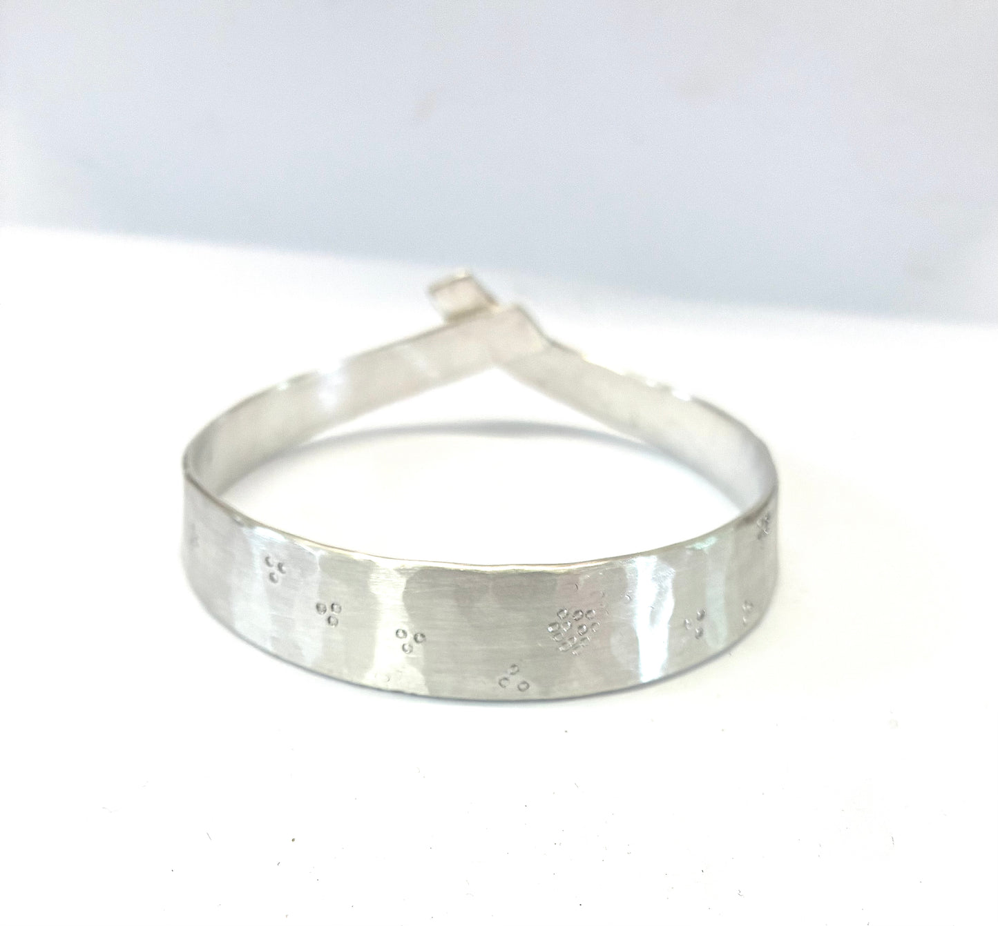 Bracelet. Cross over bangle.