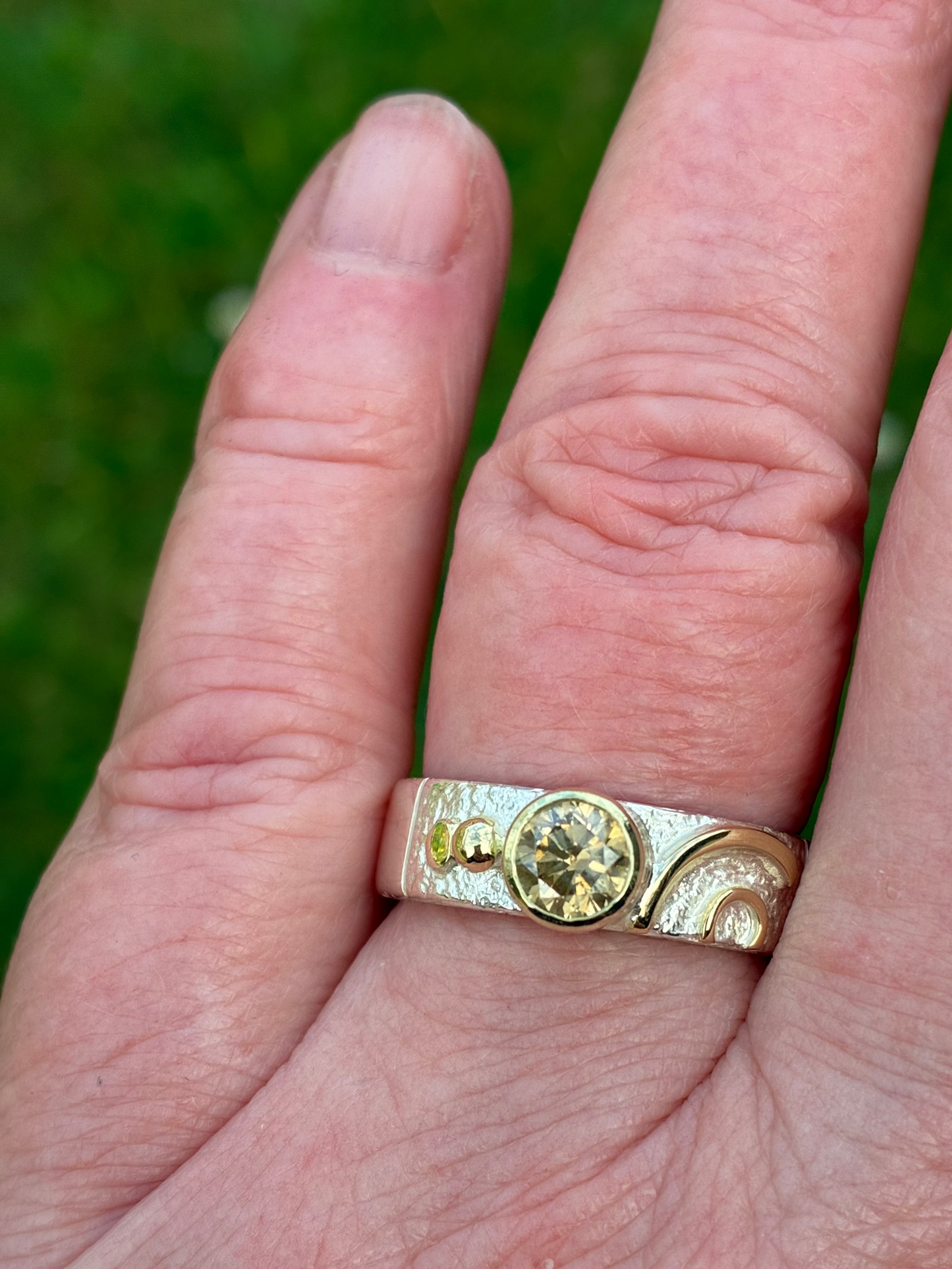 Ring. 0.75ct Brown diamond.