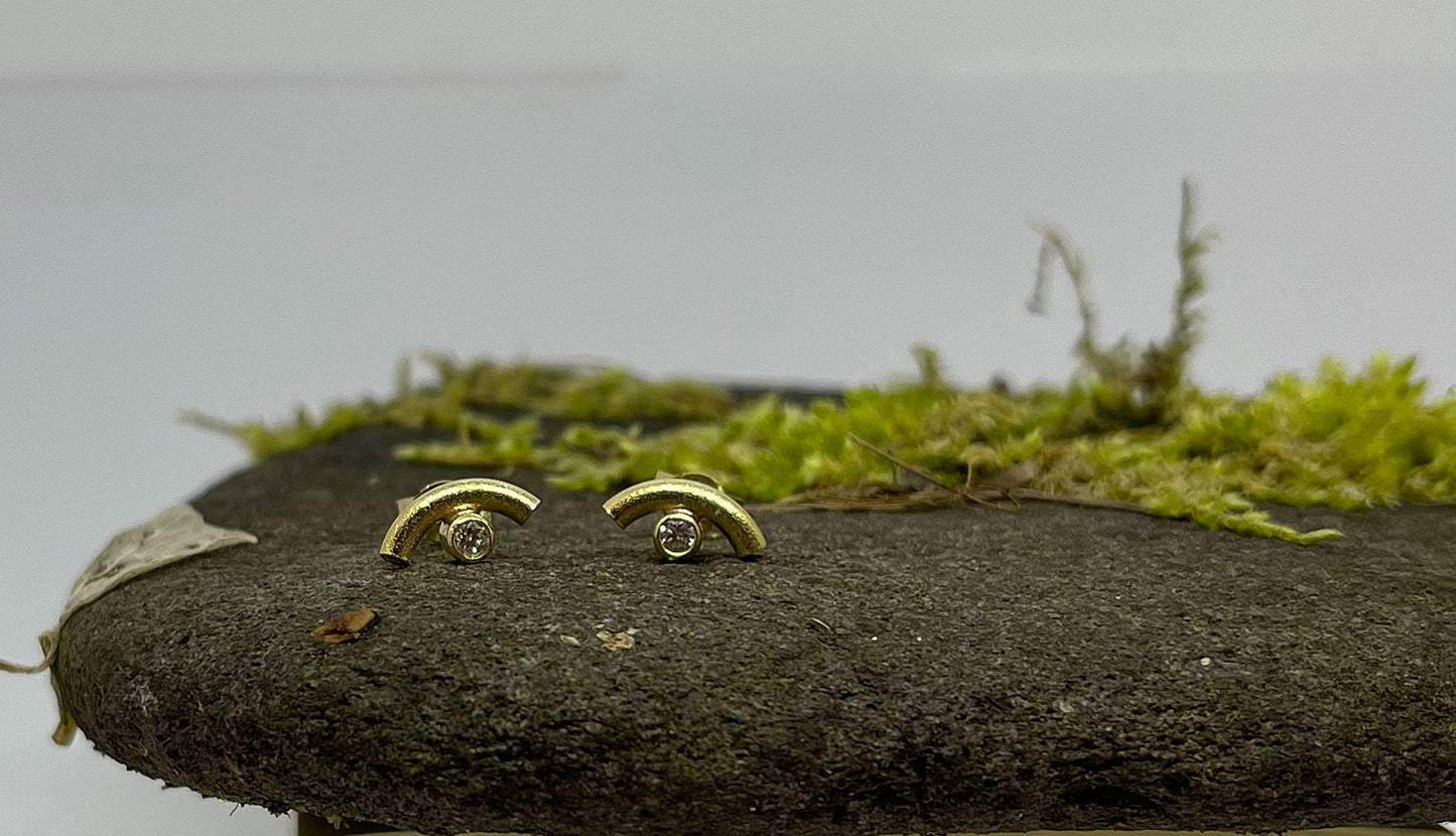 Gold curve earrings