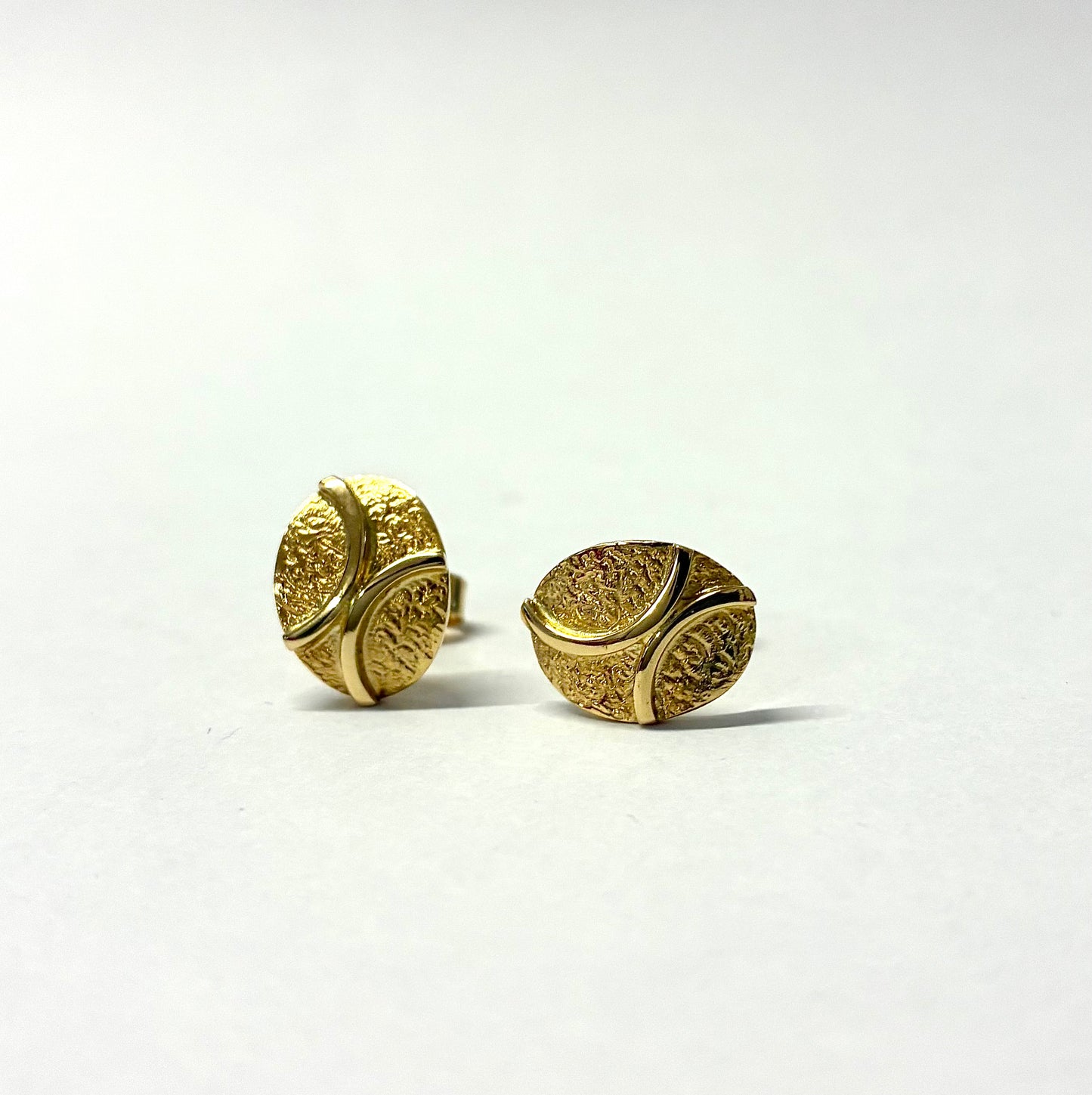 Studs. 18ct Gold.