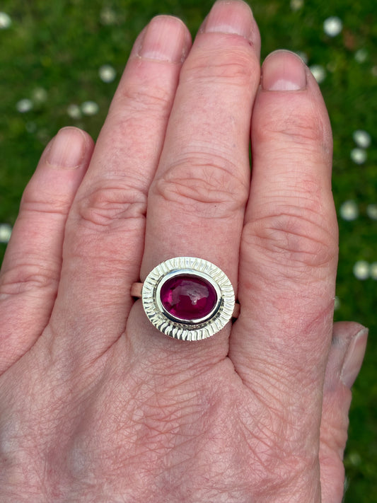 Ring. Pink turmaline cabochon.