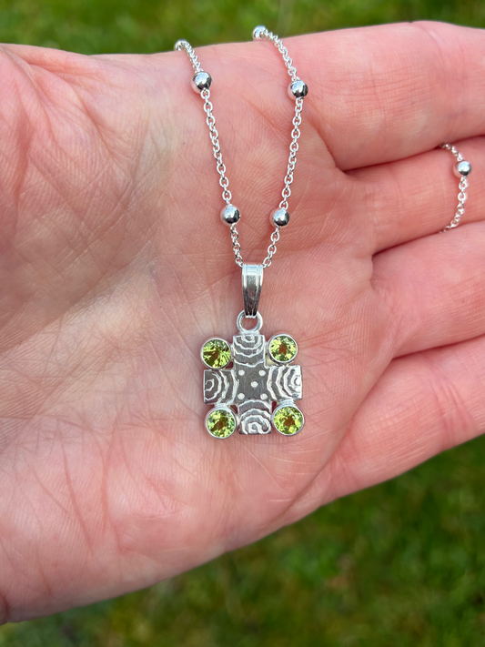 Pendant. Peridot cross.