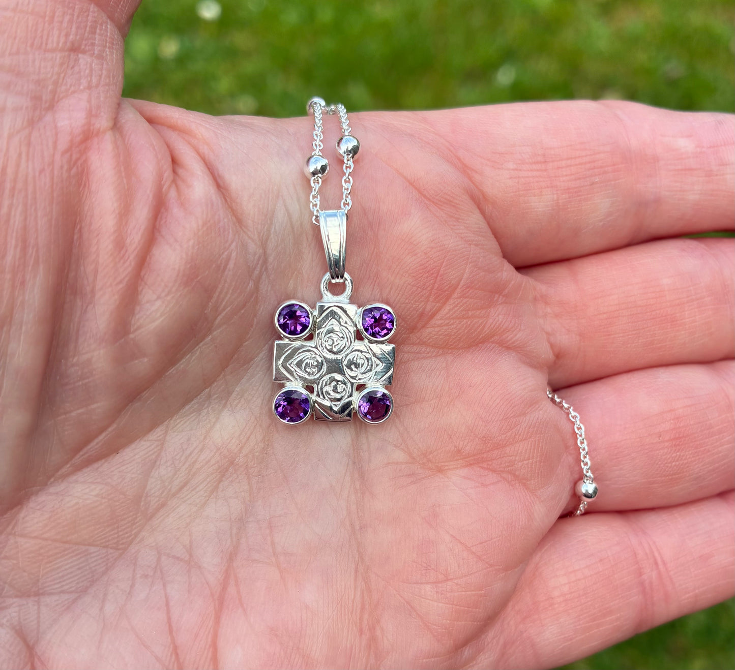 Pendant. Amethyst cross.