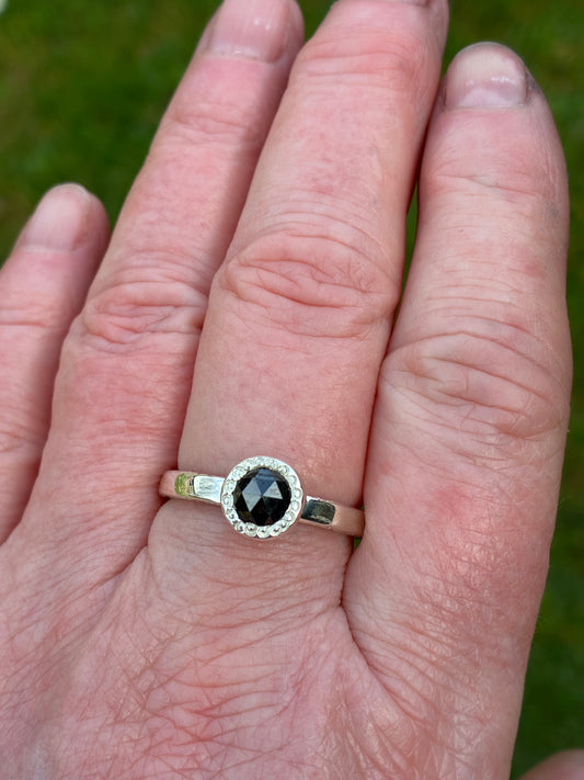 Ring. 1.50ct Black diamond.